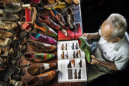 Tác phẩm “Nghệ nhân đóng giày 90 tuổi” đoạt huy chương bạc cuộc thi ảnh quốc tế